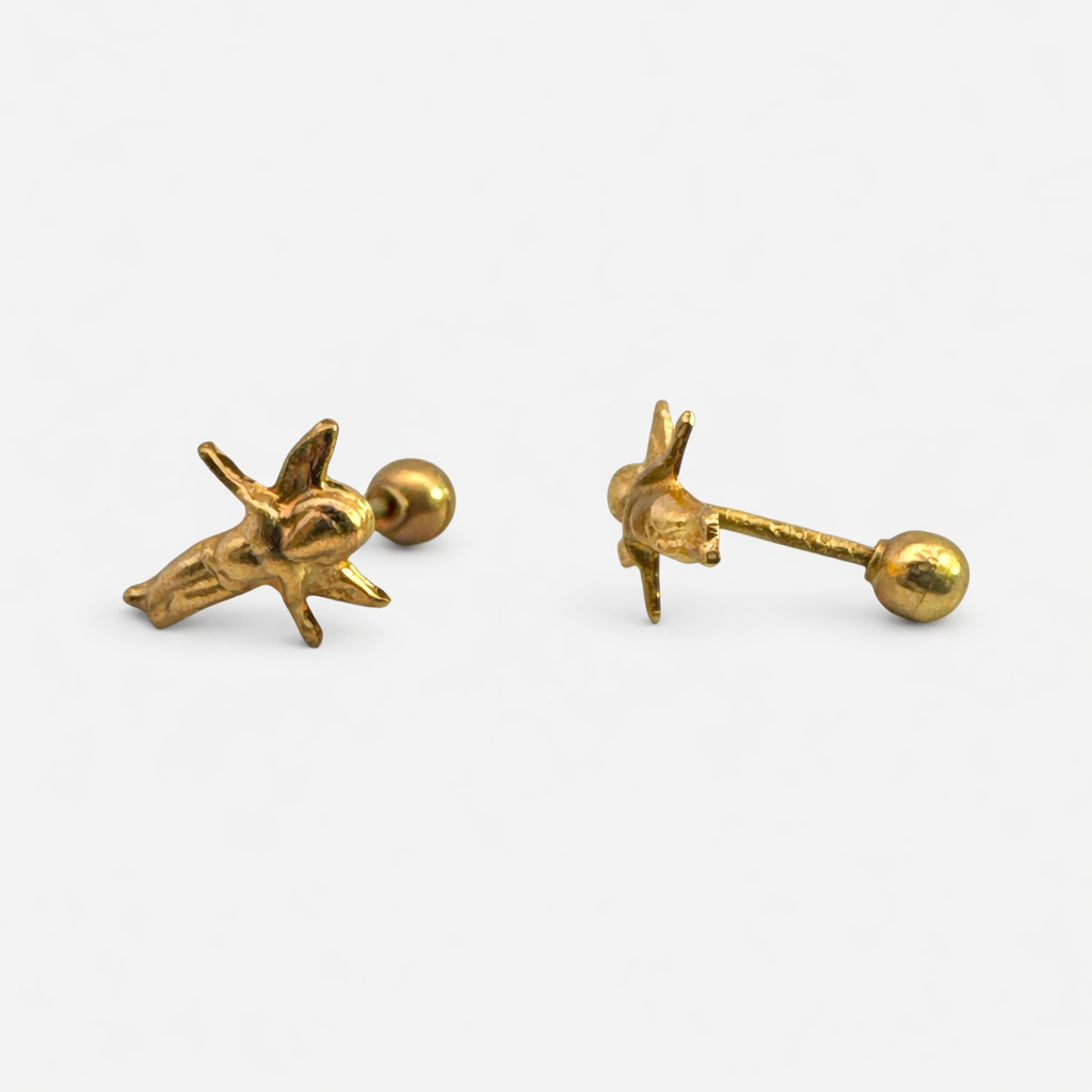 Broquel con diseño de angelito en oro 10K de Joyería ROMA, con detalles elegantes y acabado brillante.