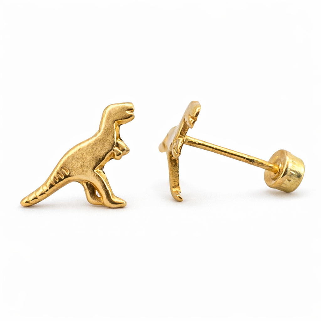 Broquel de dinosaurio en oro 10K, diseñado por Joyería ROMA, muestra detalles de la figura en un acabado brillante.