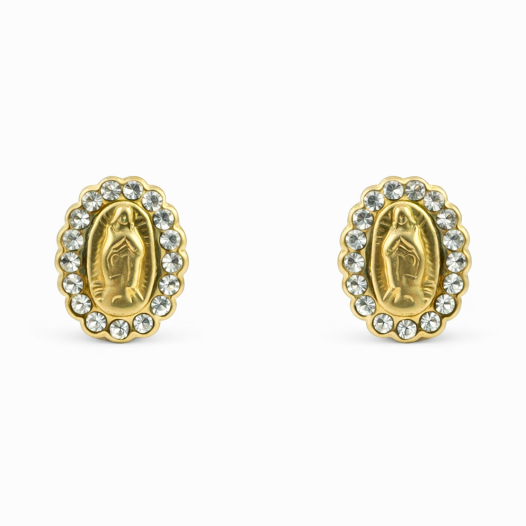 Broquel Virgen en oro 10K con zirconias, joyería elegante con detalles religiosos y brillo brillante en la imagen.