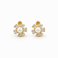Broquel de flor con perla en oro 10K de Joyería ROMA, mostrando detalles delicados y elegante diseño floral.