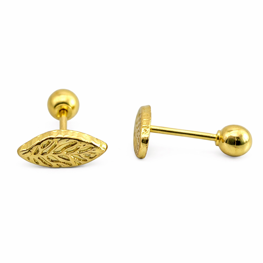 Broquel de hoja en oro 10K de Joyería ROMA, diseño elegante con acabado brillante y detalles finos.