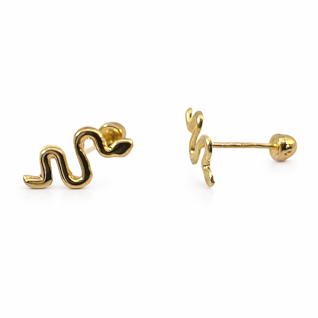Broquel minimalista de serpiente en oro de 10K de Joyería ROMA, con diseño simple y elegante.