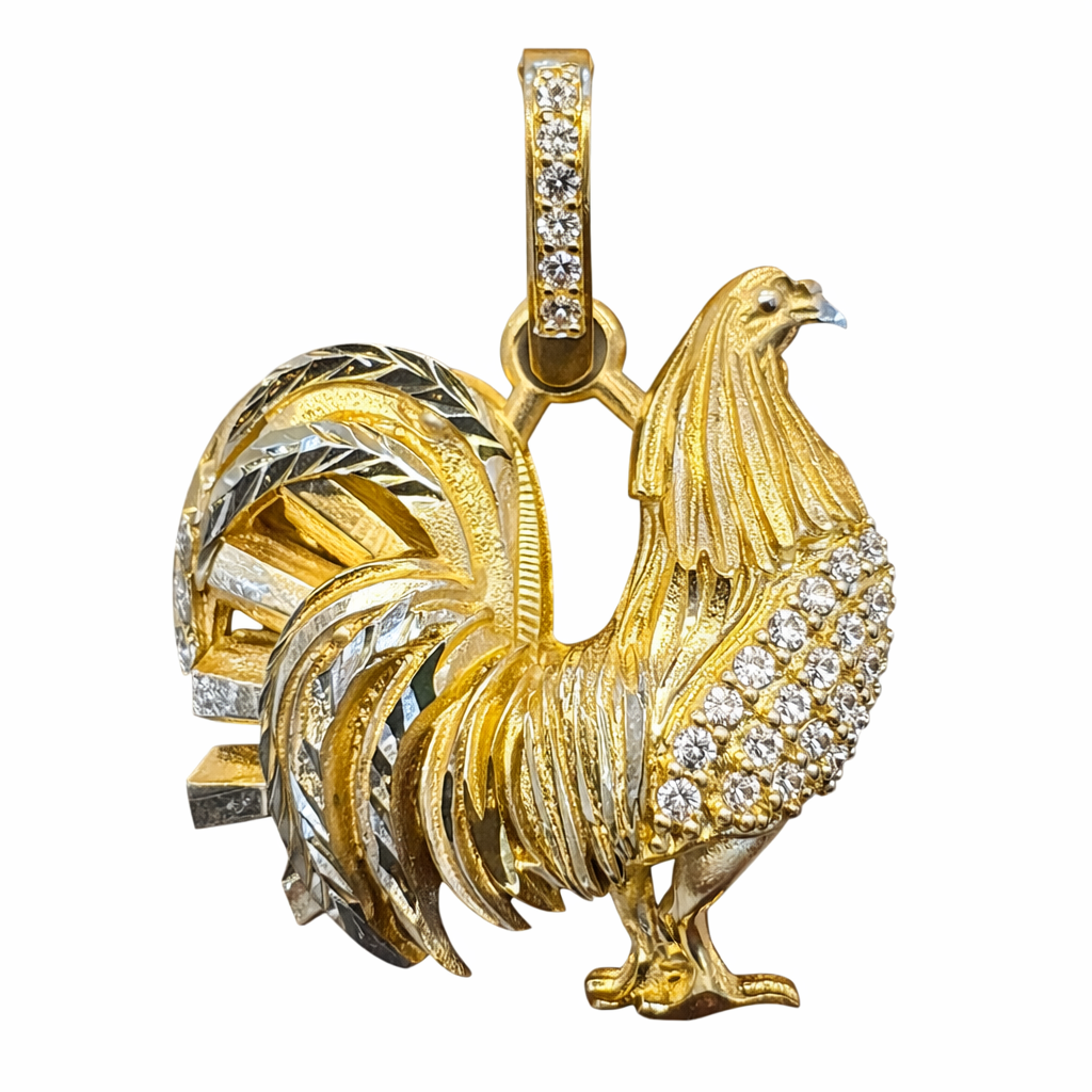 Gallo con zirconias en oro 10K de joyería ROMA, detalle de un collar elegante con ave decorativa y piedras brillantes