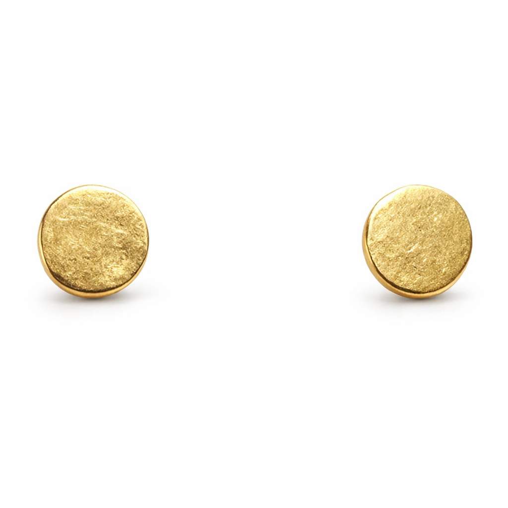 Broquel de oro 10K liso de Joyería ROMA mostrando su superficie brillante y diseño simple en acabado pulido.