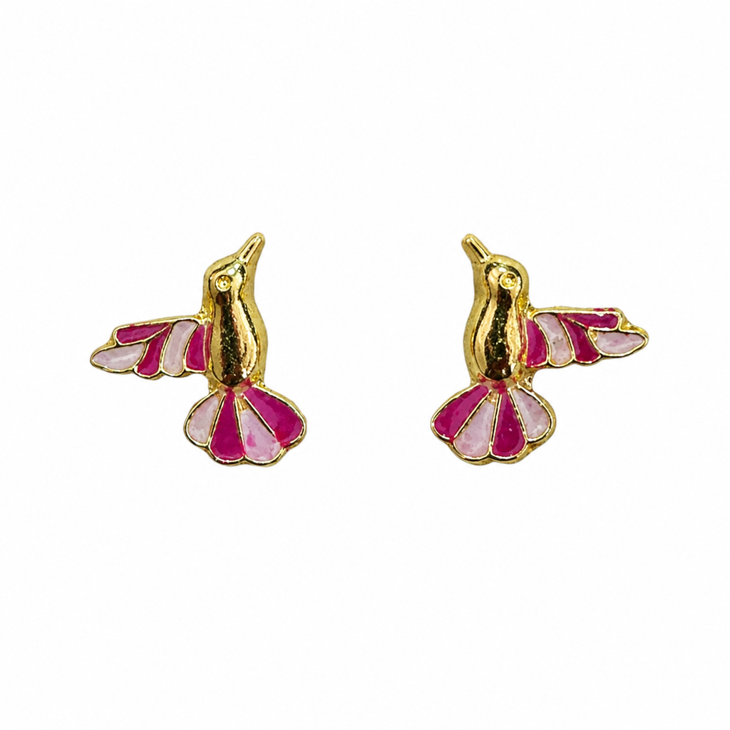 Broquel con colibrí de esmalte en oro de 10K, diseño delicado y colorido, joyería ROMA, sobre fondo blanco.