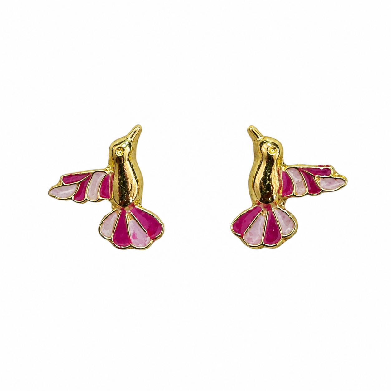 Broquel con colibrí de esmalte en oro de 10K, diseño delicado y colorido, joyería ROMA, sobre fondo blanco.