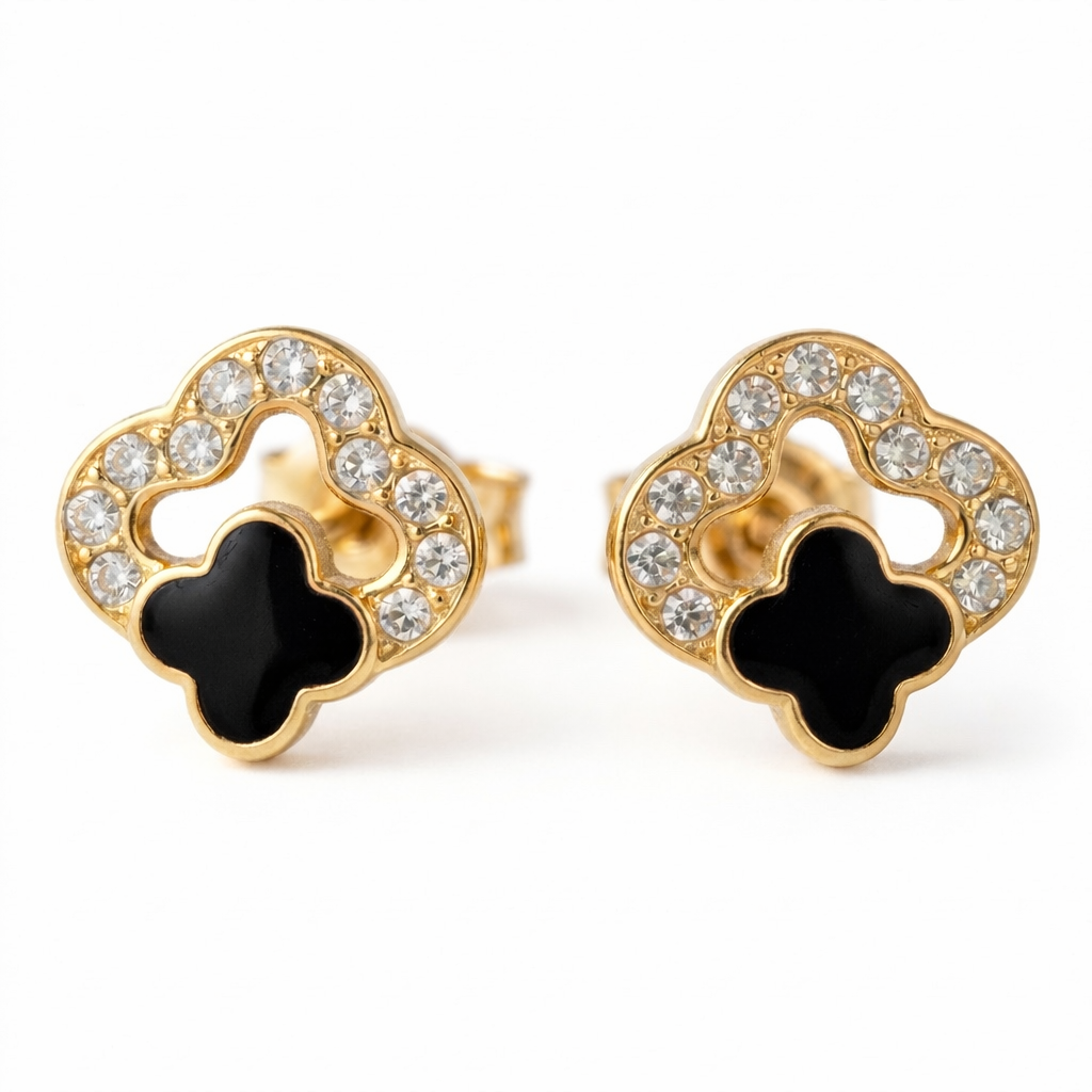 Broquel de trébol con zirconia en oro 10K, joyería ROMA, muestra detalles de la pieza brillante y delicada.