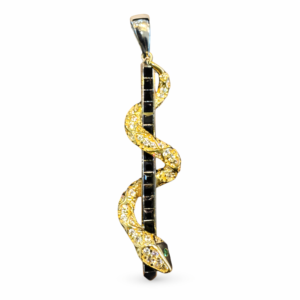 Serpiente enroscada de oro 10K con zirconias, joyería elegante y detallada, muestra la pieza en un fondo neutro.