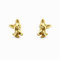 Broquel Gatito en oro de 10K con diseño delicado, de la joyería ROMA, muestra el hermoso detalle del gatito en la pieza.