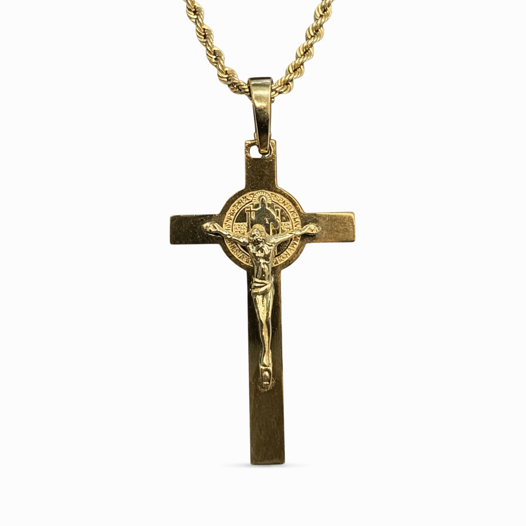 Cruz con Cristo y San Benito en oro 10K de Joyería ROMA, con detalles ornamentales y diseño elegante.