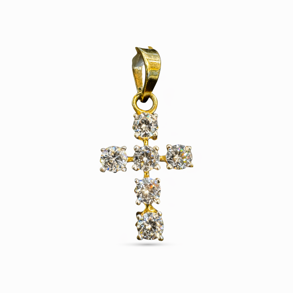 Cruz de zirconias en oro 10K de Joyería ROMA, con detalles brillantes y diseño elegante sobre fondo neutro