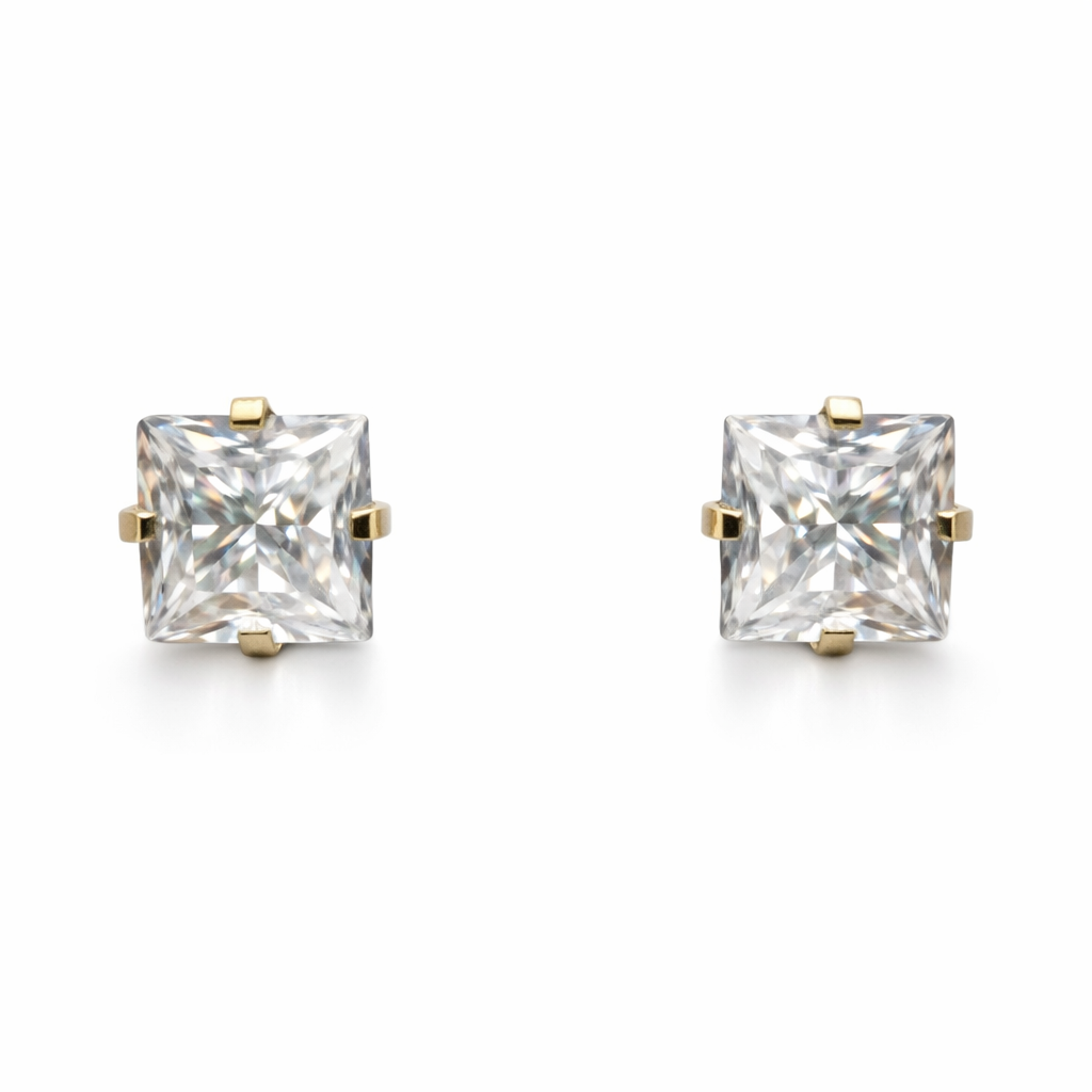 Aros rectos cuadrados de 4mm en oro 10K de Joyería Roma, con acabado brillante y diseño moderno.
