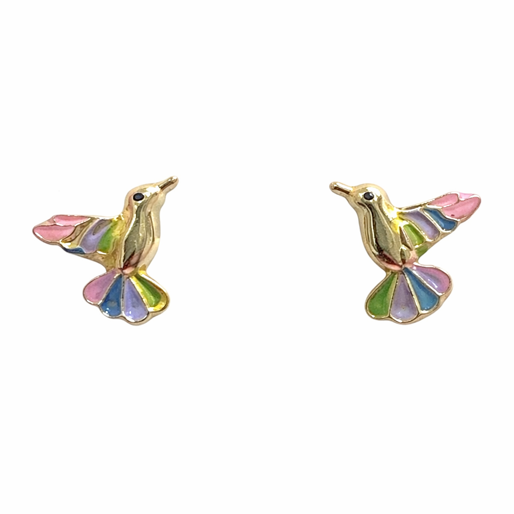 Broquel con colibrí de esmalte en oro de 10K, diseño delicado y colorido, muestra detalles en la pieza de joyería ROMA