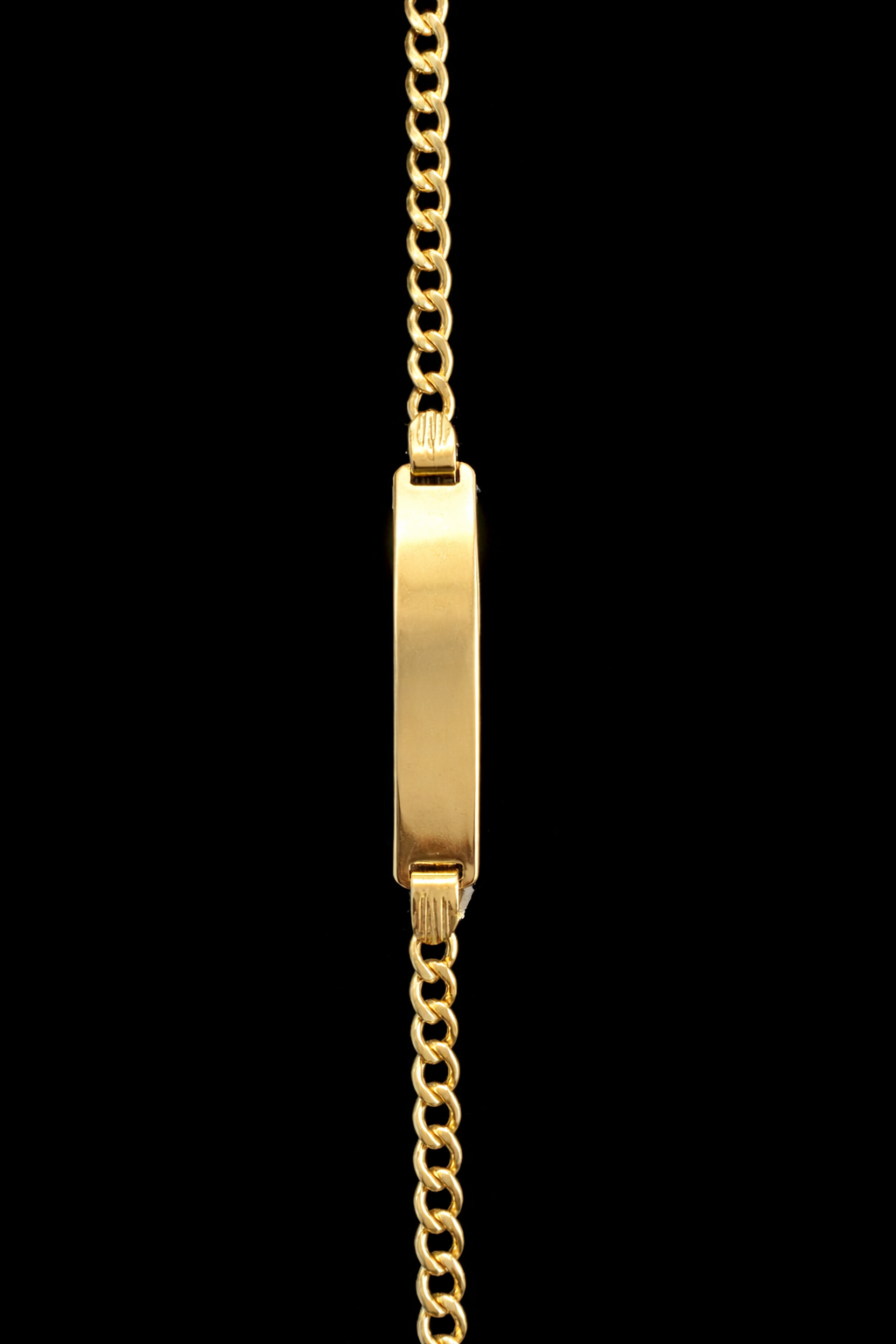 Esclava barbada clásica de oro 10K de Joyería ROMA, con acabado brillante y diseño elegante.