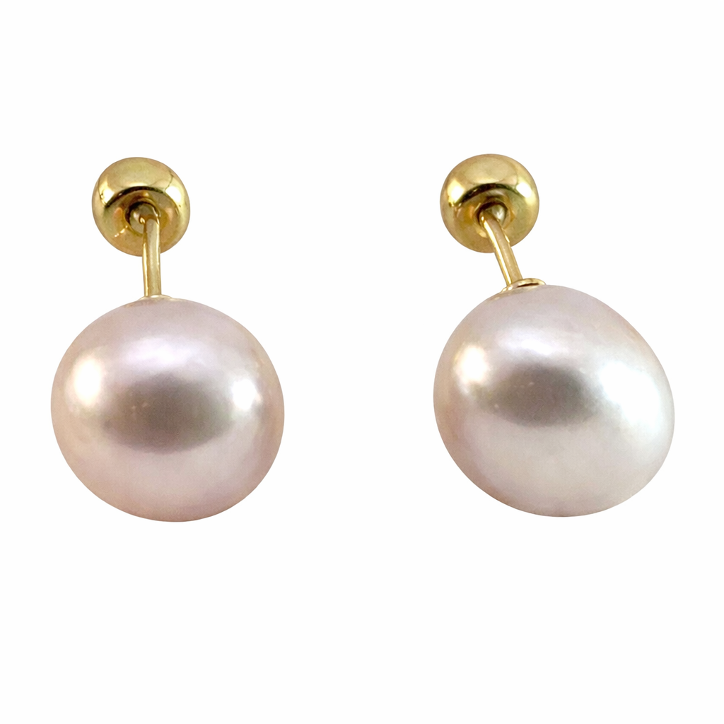 Broquel de perla en oro 10K de Joyería ROMA, muestra una perla blanca en un elegante diseño de broquel dorado.