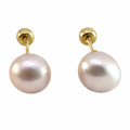 Broquel de perla en oro 10K de Joyería ROMA, muestra una perla blanca en un elegante diseño de broquel dorado.