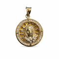 Medalla de la Virgen con estrellas en oro 10K, joyería ROMA, diseño delicado y detallado en oro amarillo brillante.