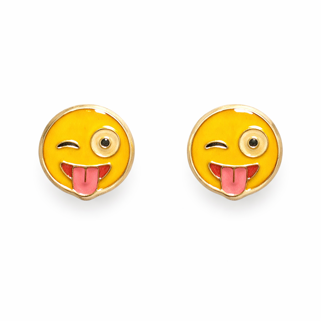 Broquel emoji guiño en oro 10K con esmalte, joyería ROMA, muestra el diseño con detalles en oro y esmalte colorido