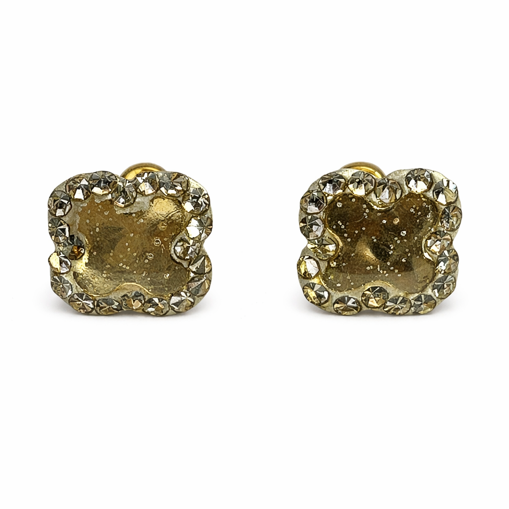 Broquel de trébol con zirconias en oro 10K, joyería Roma, diseño elegante y brillante para lucir en ocasiones especiales.