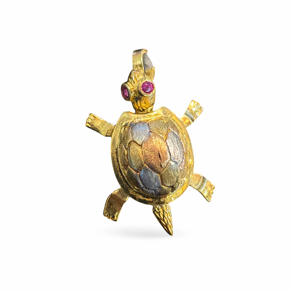 Tortuga tricolor en oro 10K con detalles en diferentes tonos, joyería ROMA, pieza de joyería elegante y fina