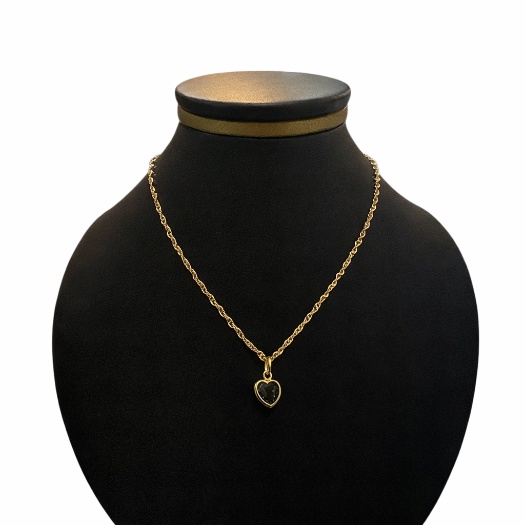 Gargantilla de corazón liso en oro 10K de Joyería ROMA, con diseño simple y elegante, sobre fondo neutro.