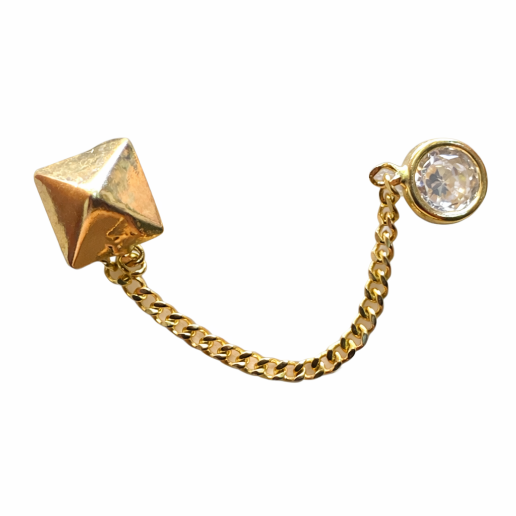 Broquel en oro 10K con forma de pirámide, zirconia brillante y cadena, diseño elegante de joyería ROMA.