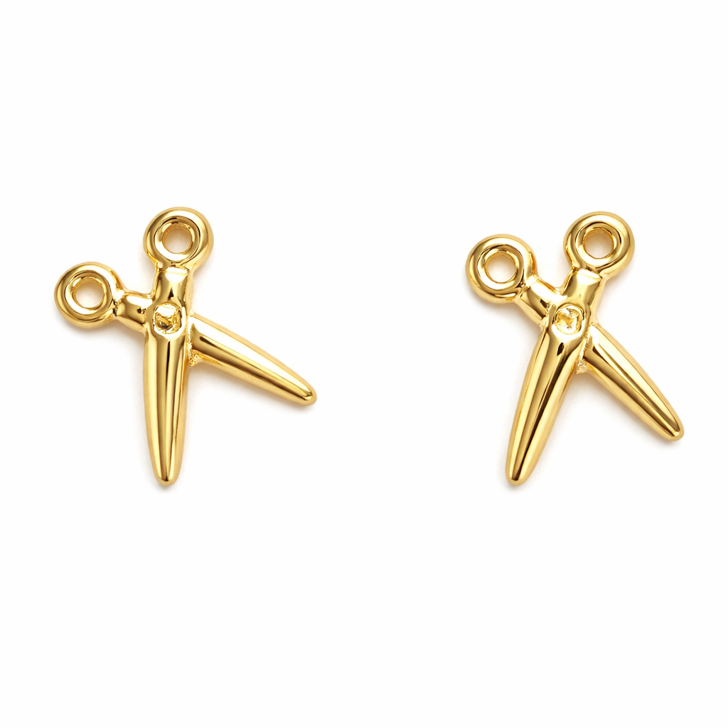 Broquel con tijeras de oro 10K de Joyería ROMA, diseño elegante y acabado brillante, ideal para accesorios de moda.