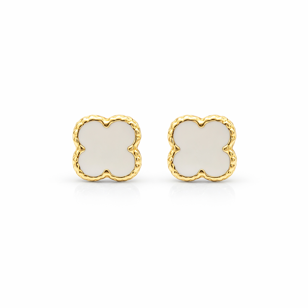 Broquel Trébol en oro 10K de Joyería ROMA, con diseño en forma de trébol de color vibrante y acabado brillante.