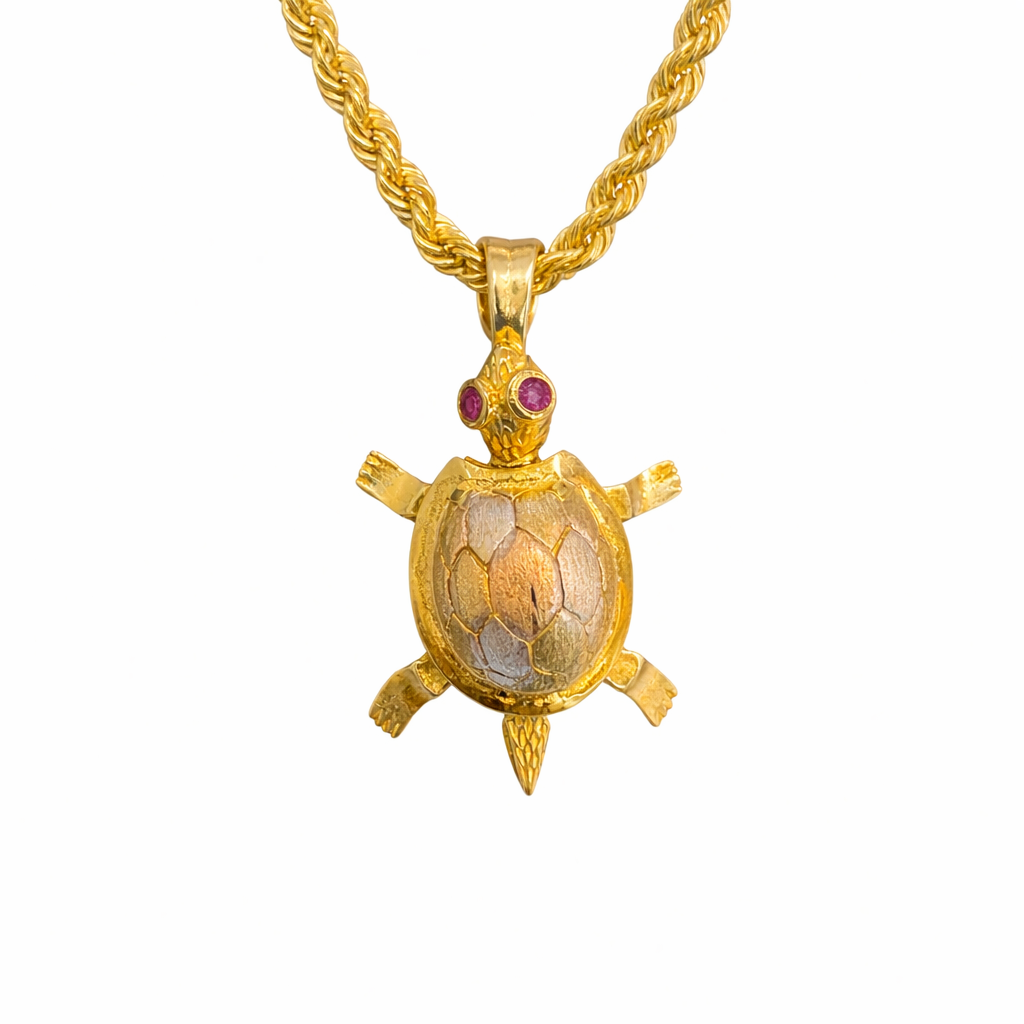 Tortuga tricolor de oro de 10K de Joyería ROMA, con detalles en diferentes tonos dorados y acabado brillante.