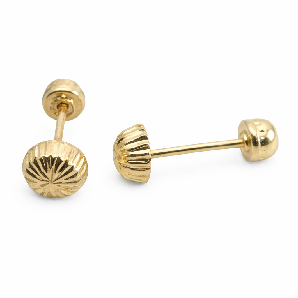 Hongo de oro 10K de 4.5mm de la joyería ROMA, muestra el diseño y brillo del pendientes en oro amarillo.