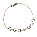 Pulsera de corazones con perla en oro 10K, joyería ROMA, diseño delicado y elegante para ocasiones especiales.