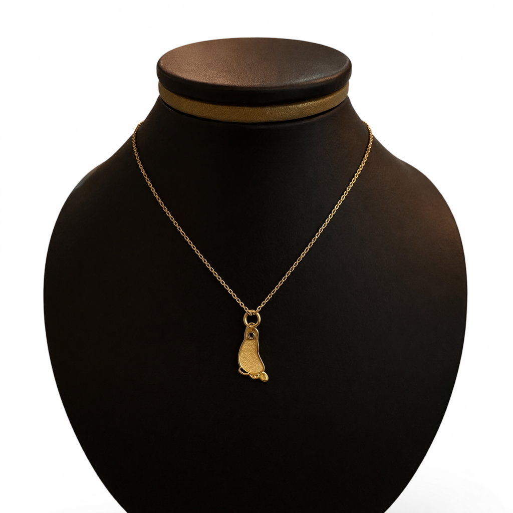 Gargantilla de oro 10K con dije en forma de huellita, joyería elegante y delicada en color dorado.
