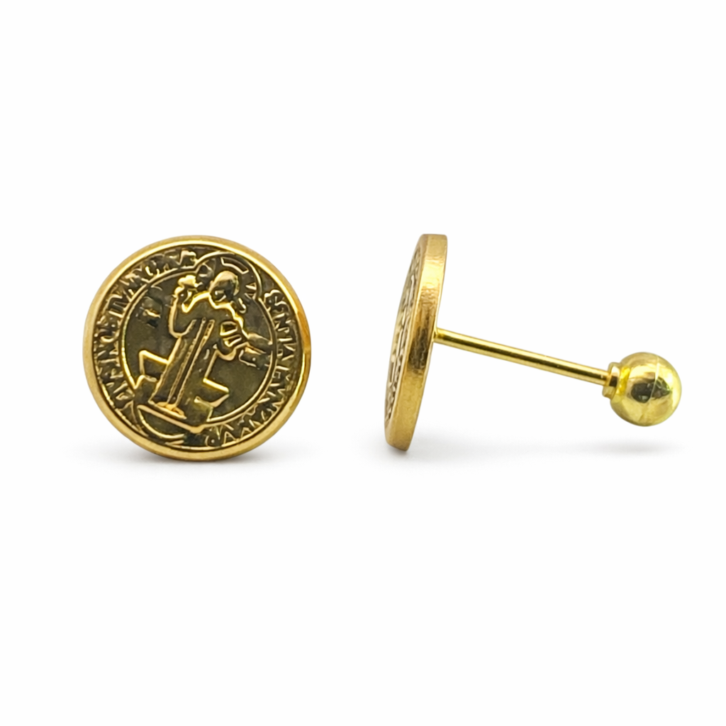 Broquel San Benito en oro 10K de Joyería ROMA, con diseño detallado y acabado brillante.