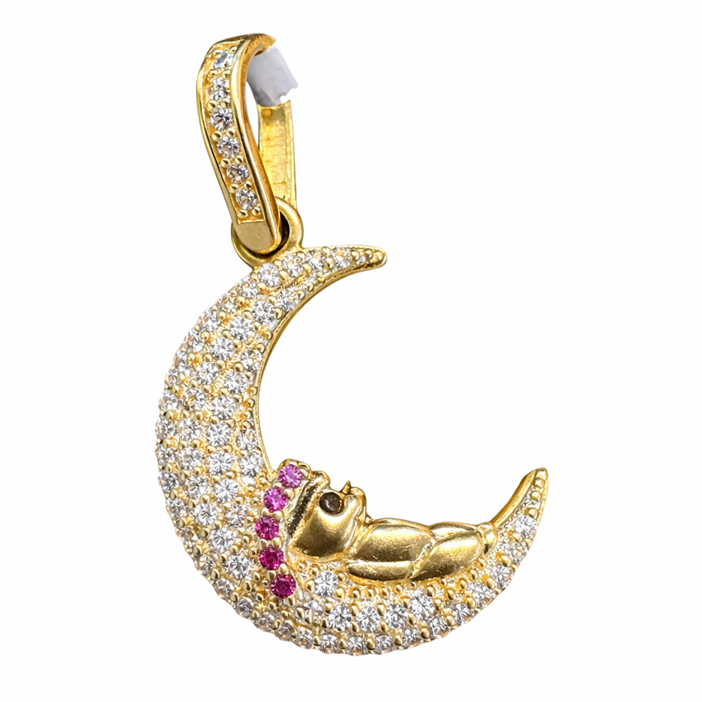 Luna de oro 10K con osito y zirconias, pieza de joyería con diseño delicado y detalles brillantes.