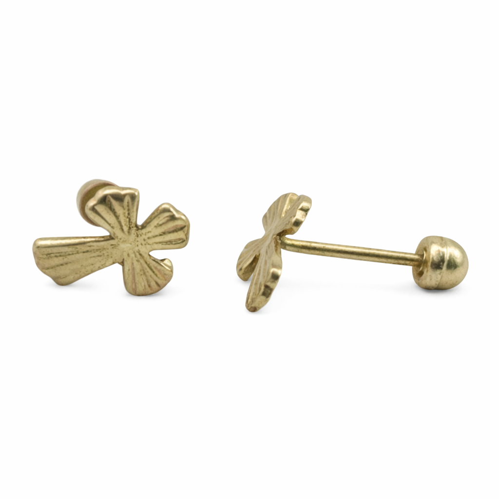 Broquel cruz de oro 10k con diseño detallado, fabricado por Joyería ROMA, visible en la imagen.
