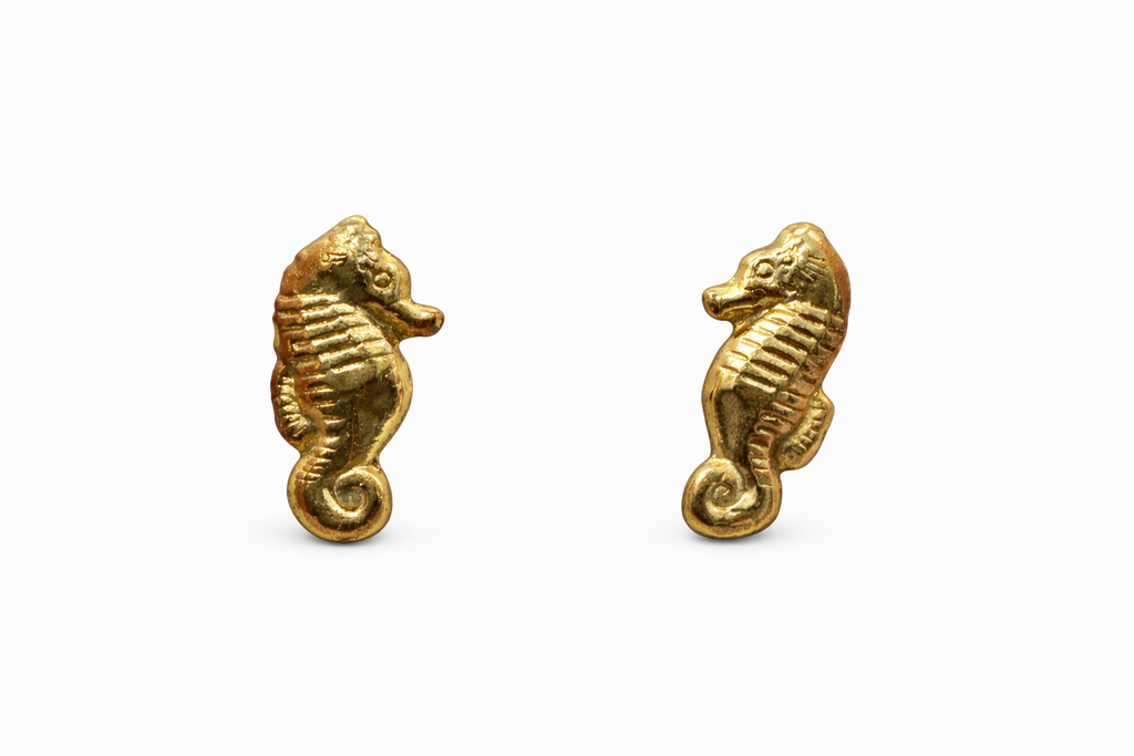Broquel de caballito de mar en oro 10K de Joyería ROMA, con detalles finos y acabado brillante.