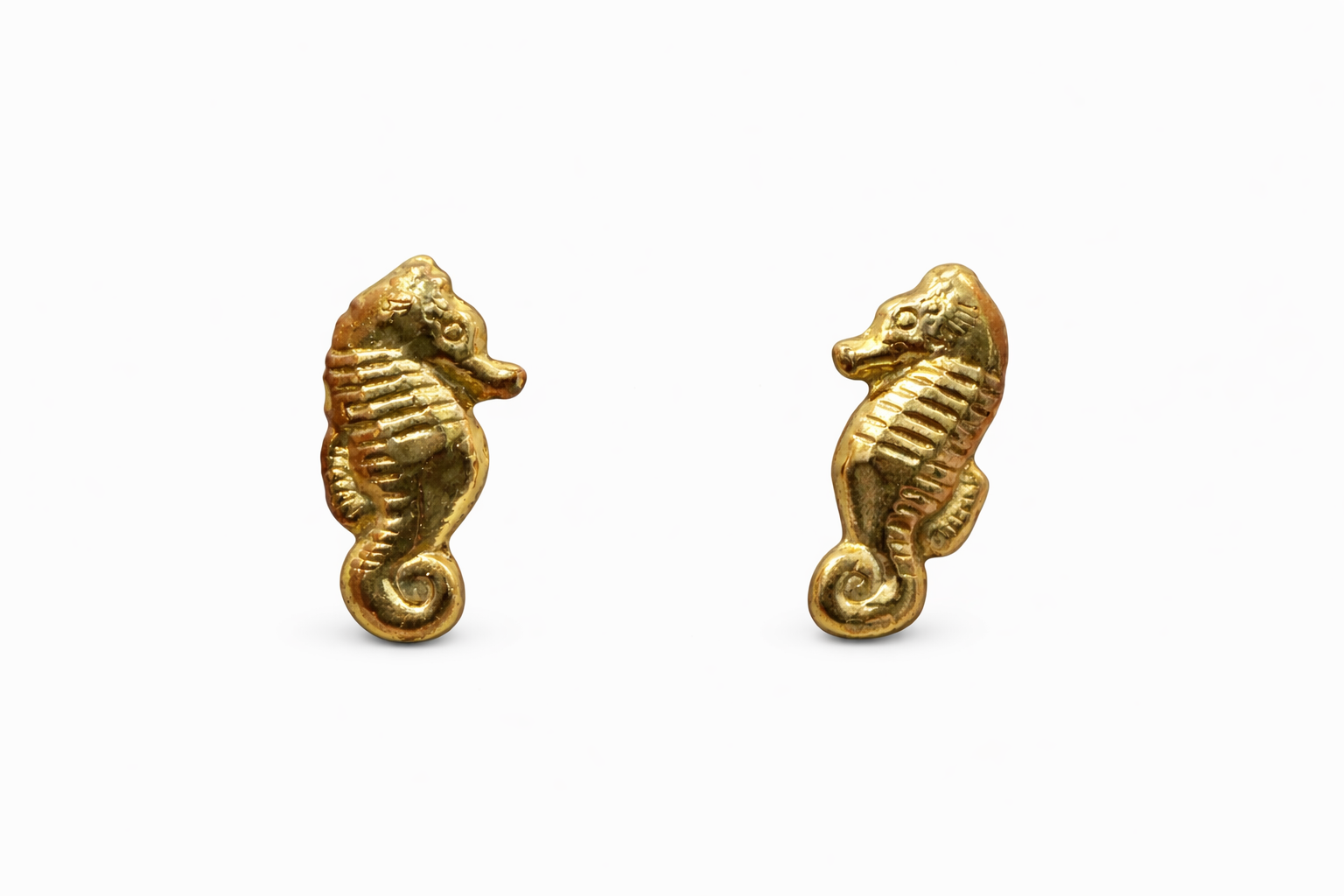 Broquel de caballito de mar en oro 10K de Joyería ROMA, con detalles finos y acabado brillante.