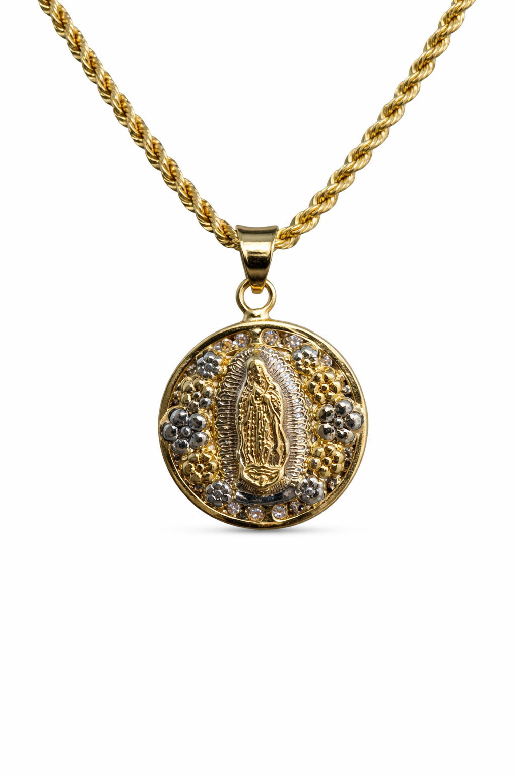 Medalla de la Virgen de Guadalupe en oro 10K con detalles grabados, diseñada por Joyería ROMA.