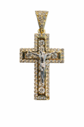 Cruz con Cristo y zirconias en oro 10K, joyería elegante con detalles brillantes, diseño clásico y sofisticado