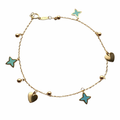Pulsera de oro 10K con dijes de corazón y trébol, joyería Roma, detalles de los charms en la pulsera dorada