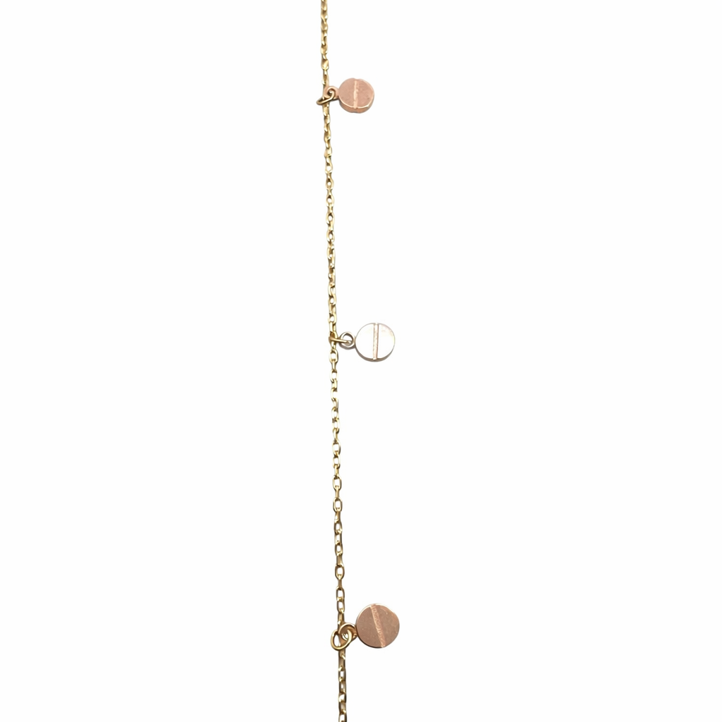 Pulsera de discos bicolor en oro 10K de Joyería ROMA, con diseño elegante y detalles brillantes en tonos dorados y plateados.