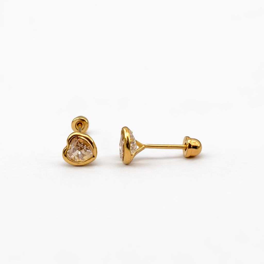 Broquel de corazón con bisel en oro 10K, diseño elegante y brillante, de Joyería Roma.