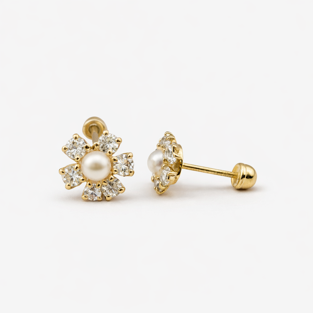 Broquel de flor con perlas en oro 10K de Joyería ROMA, con diseño delicado y elegante, visible en la imagen.