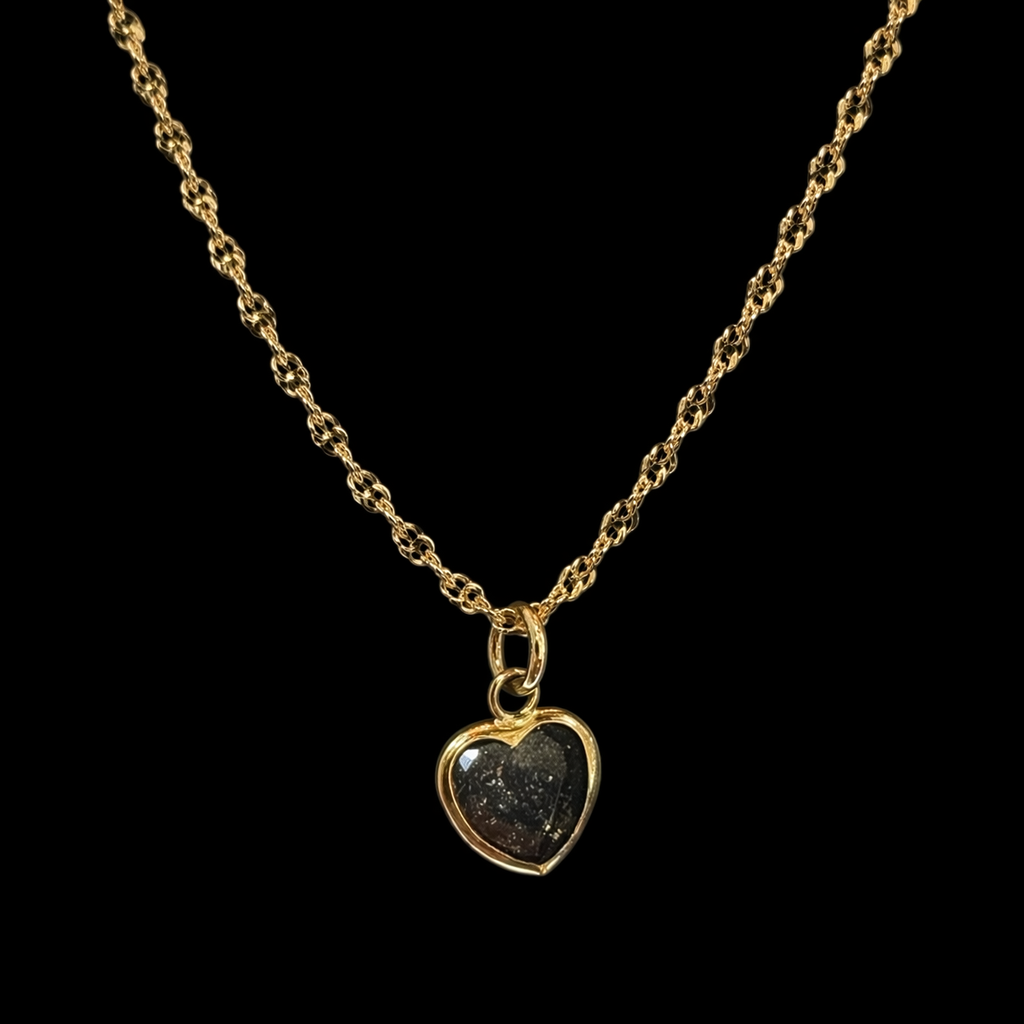 Gargantilla de corazón liso en oro 10K de Joyería ROMA, con diseño sencillo y elegante en oro amarillo.