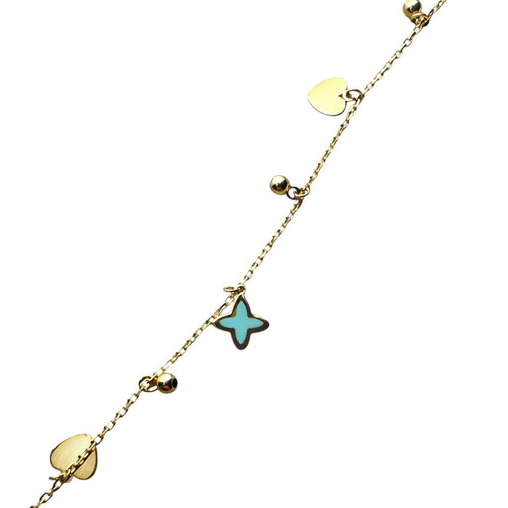 Pulsera de oro 10K con dijes de corazón y trébol, joyería ROMA, detalles brillantes y diseño elegante.