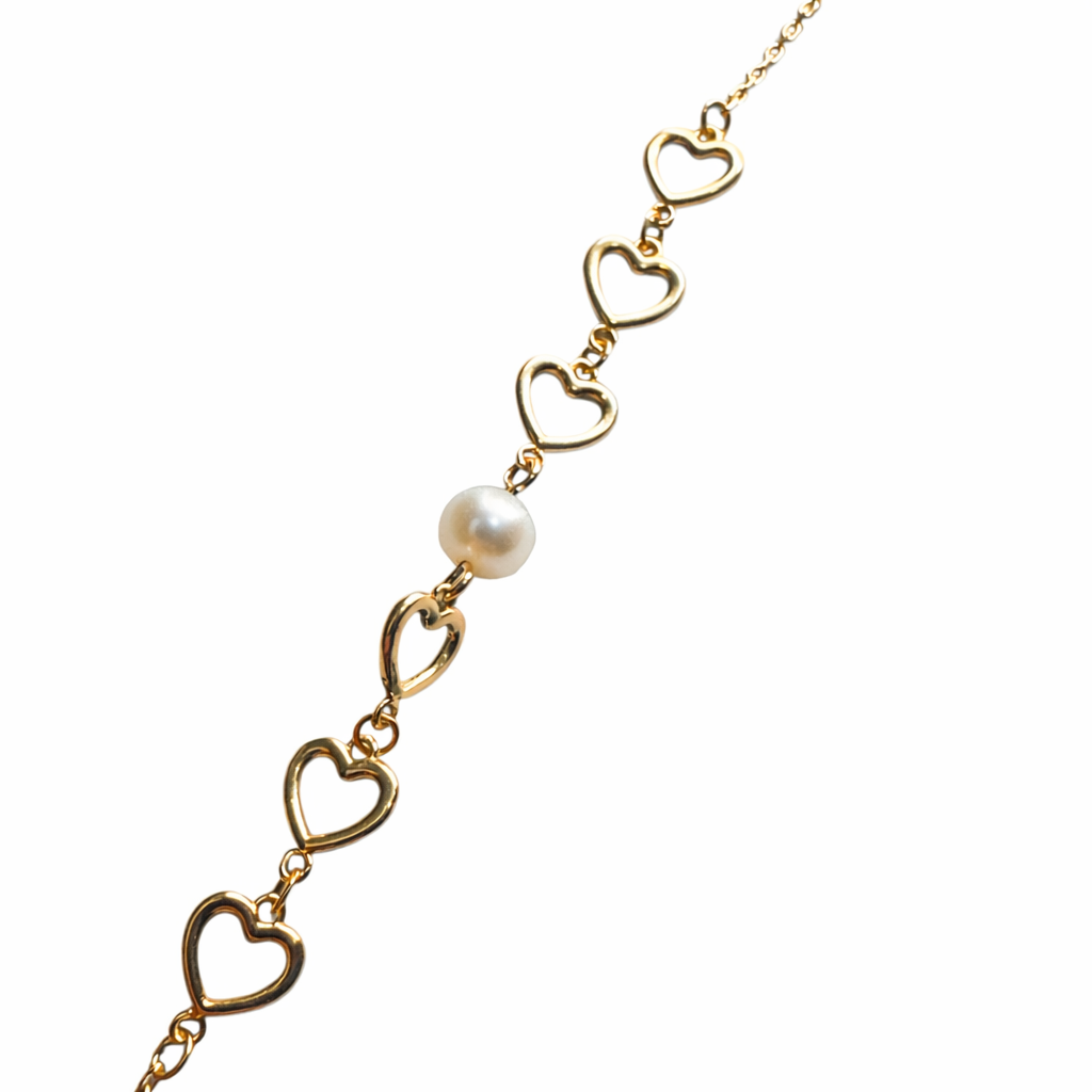 Pulsera de corazones con perla en oro 10K de Joyería ROMA, con diseño delicado y detalles brillantes.