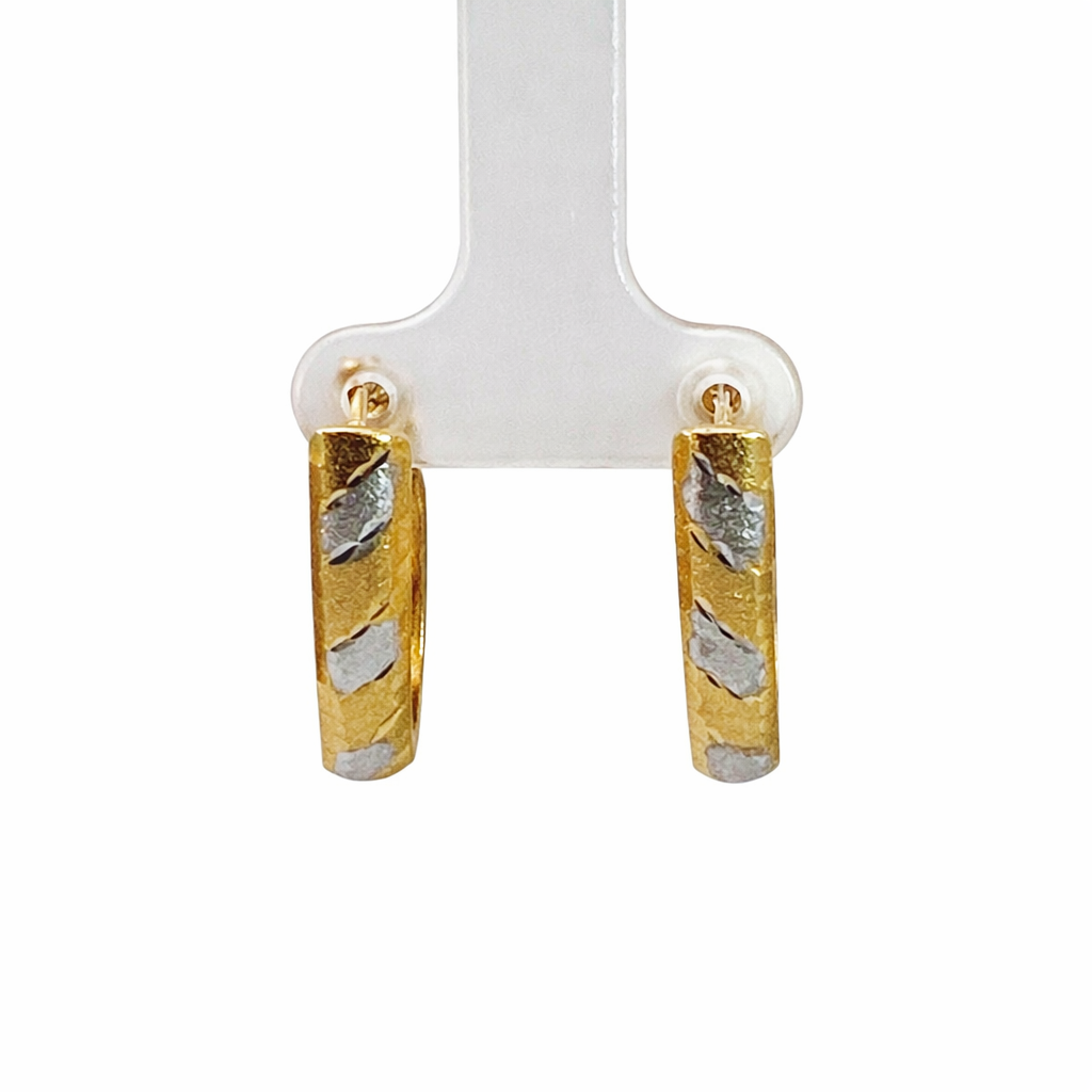 Arracadas bicolor de oro 10K, con diseño elegante, de la joyería ROMA, mostrando detalles brillantes y acabado pulido.