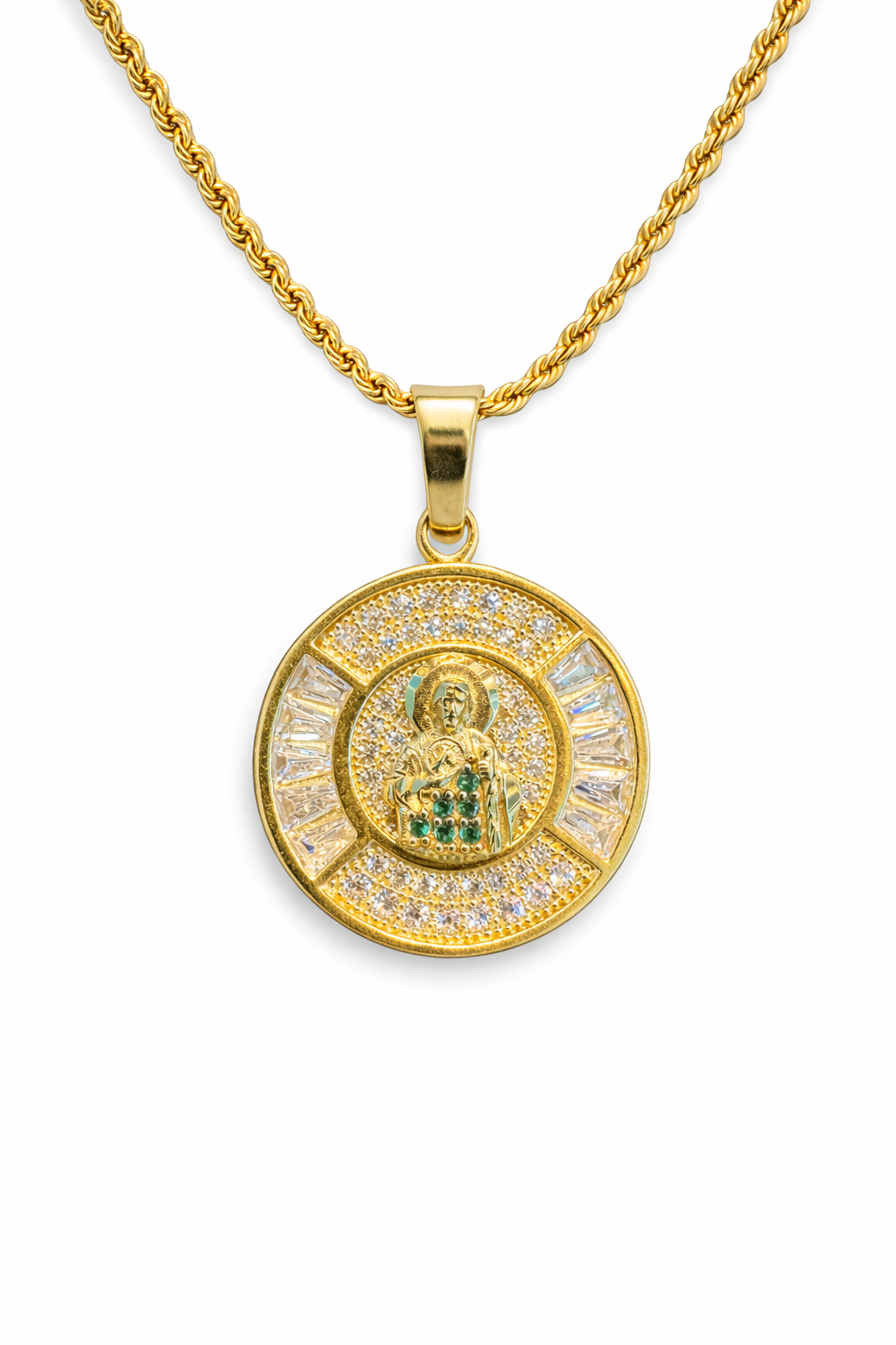 Arete de oro 10K San Judas con zirconias, joyería ROMA, diseño elegante con detalles brillantes y símbolo religioso.