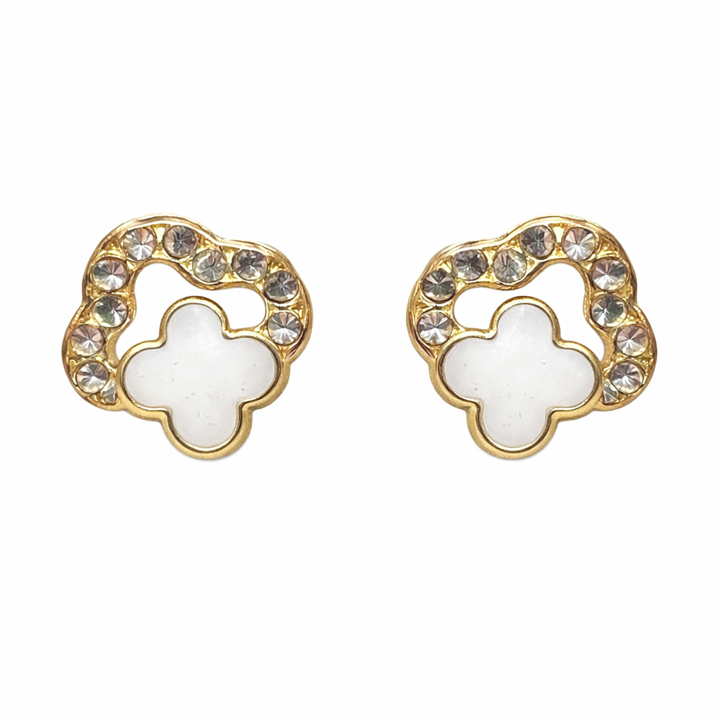 Broquel trébol en oro 10K con zirconia, joyería ROMA, detalle de diseño brillante y elegante.