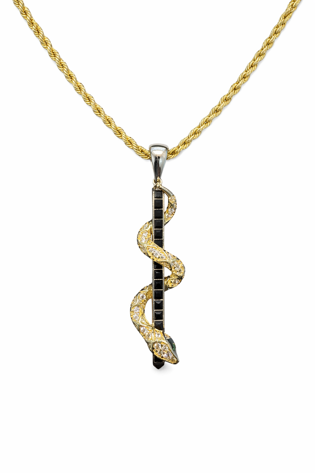 Serpiente enroscada de oro 10K con zirconias brillantes, joyería ROMA, detalle de la pieza con acabado elegante y sofisticado.